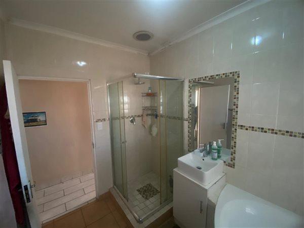 5 Bedroom Property for Sale in Rondevlei Park Western Cape